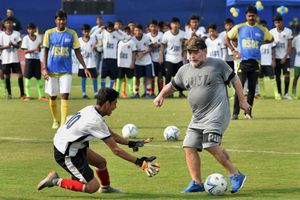 Dipendu overwhelmed after meeting Maradona, getting tips for development of sport in Bengal