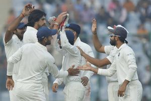 3rd Test, Live: India in search of wickets and win