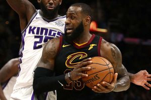 NBA: LeBron leads Cavs to 13th straight victory, Warriors win without Curry