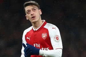Mesut Ozil a doubt for Chelsea clash with knee injury