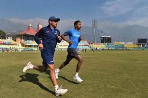 Dhoni and Pandya go for a 100M dash. Watch who wins the race!