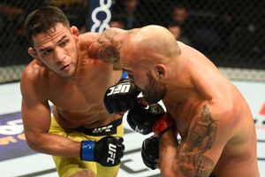 UFC on FOX 26 results: Dos Anjos stands tall in Winnipeg