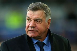 Allardyce praises 'brave' Pawson after penalty decision