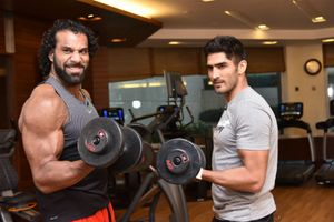 WWE superstar Jinder Mahal trains with star India boxer Vijender Singh at gym
