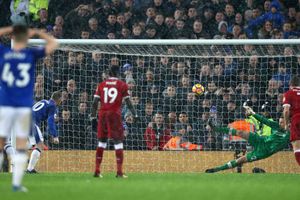 Late Rooney penalty secures unlikely derby draw for Everton against Liverpool