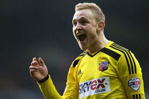 Huddersfield Town set to sign former Tottenham midfielder