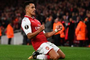 Neville: Sanchez could follow in footsteps of Cantona, Van Persie at United