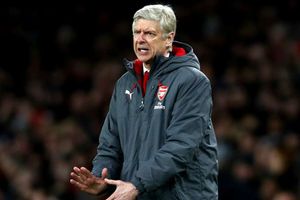 Wenger refuses to rule out Giroud exit as Arsenal wait for Aubameyang news