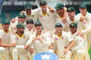 Smith lauds 'outstanding' Australia