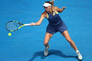 Wozniacki cruises into Australian Open quarter-finals