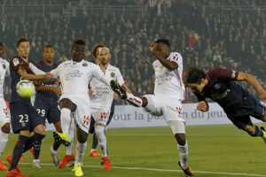 Cavani breaks Ibrahimovic's record as PSG rout Montpellier