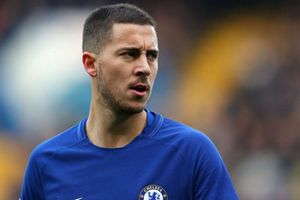Hazard says he'll sign Chelsea contract after Courtois