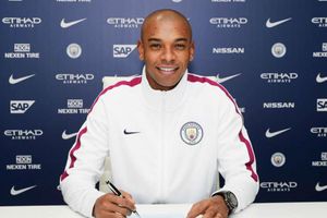 Fernandinho seals extended Manchester City contract