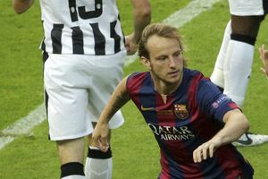 Barcelona midfielder Rakitic wanted by Premier League duo