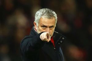 Mourinho signs Manchester United contract extension