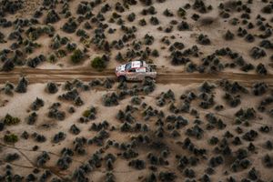 Sainz handed 10-minute penalty as Dakar resumes