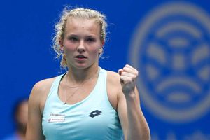Siniakova topples Sharapova to set up Halep final