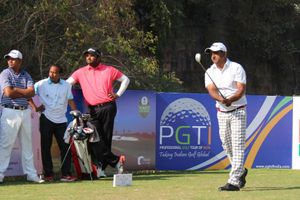 Experienced Mukesh Kumar takes one shot lead at Golconda Masters
