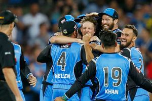 Big Bash League: Adelaide Strikers reach final with dramatic final-ball win over Melbourne Renegades