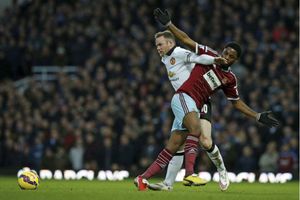 Alex Song returns to Arsenal to train and maintain fitness after being released by Rubin Kazan
