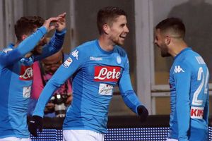 Mertens limps off as Sarri's men return to summit