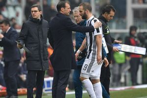 Juventus win Turin derby against Torino but lose Gonzalo Higuain to injury