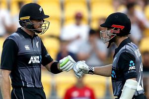 England fail to match Williamson, Guptill
