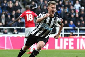Newcastle United 1 Manchester United 0: Ritchie strike keeps City 16 points clear