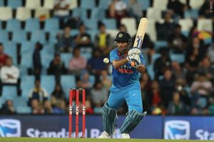 MS Dhoni loses his cool on Manish Pandey, blasts him for not paying attention - Watch Video