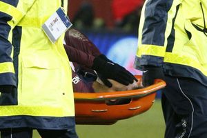 Neymar not having surgery, confirms Emery