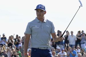 Fowler shares Phoenix Open lead, Spieth misses cut