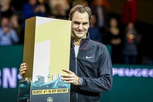 Agassi congratulates Federer after losing rankings record