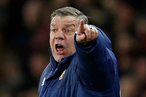 Everton target Manchester United defender