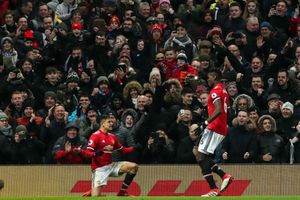 Sanchez scores in successful home debut for United