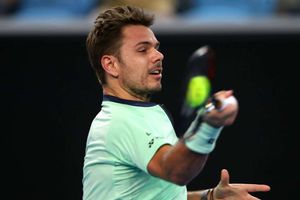 Wawrinka survives Klizan scare on Tour return