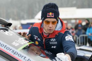 Cool Neuville leads WRC after Sweden win
