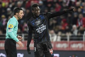 Yellow card shown to Balotelli after alleged racist abuse rescinded