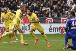 Alves earns late victory for runaway leaders PSG