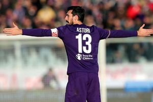 Fiorentina and Cagliari retire Astori's number 13 shirt