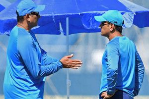Experience of Dhoni can't buy from market: Ravi Shastri