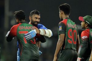 Dinesh Karthik does a Javed Miandad in Nidahas Trophy final: Cricketers doff their hats to DK