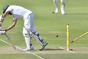De Villiers moves Proteas ahead despite batting collapse