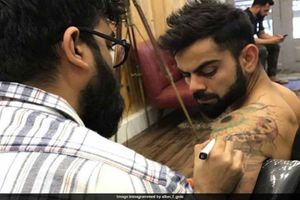 Virat Kohli inks a new tattoo on his shoulder!