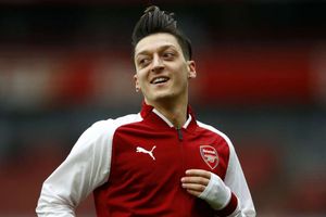 He just loves to assist - Ozil lends helping hand at Arsenal training ground