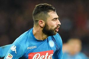Raul Albiol scores as Napoli maintain pressure on Juventus