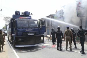 Sri Lanka crisis: Cricketers call for peace and unity