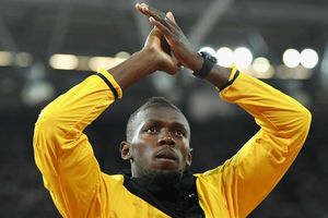 Usain Bolt scores header while training in Dortmund kit