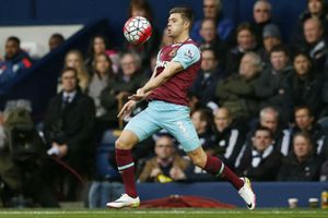 Everton target Cresswell to replace Baines
