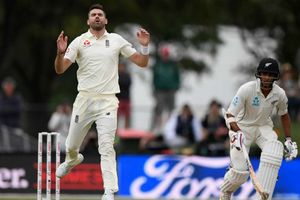 Bad light halts England's pursuit of victory in Christchurch