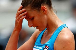 Enraged Pliskova damages umpire's chair, Halep and Wozniacki cruise